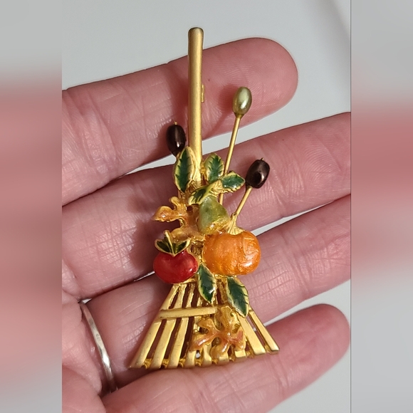Vintage fall brooch pumpkin leaves fruits rake enamel estate vtg Thanksgiving - Picture 4 of 6